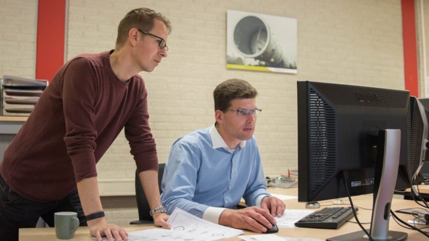 Engineers Jacco en Marinus aan het werk bij ingenieursbureau AKOS