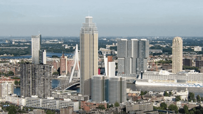 De Zalmhaventoren in Rotterdam met de Mitsubishi MEEgroeilift