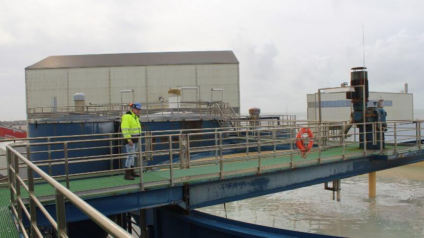 Een foto Projectmanager Hans aan de slag bij Frisia Zout