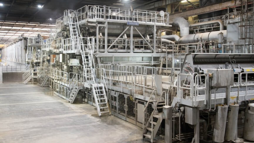 Foto van de papier productiemachine in een hal bij DS Smith