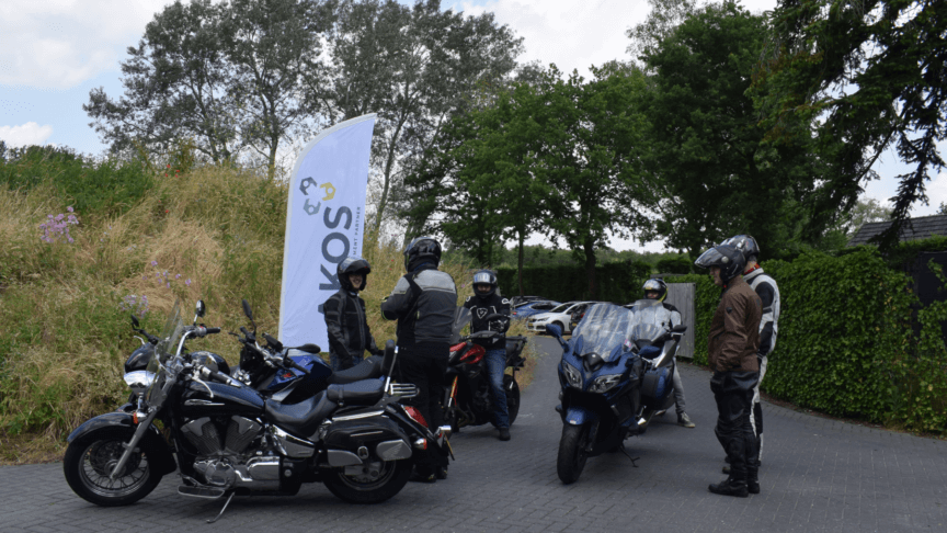 Foto van medewerkers die meedoen aan de Dwars Door AKOS motor tourtocht